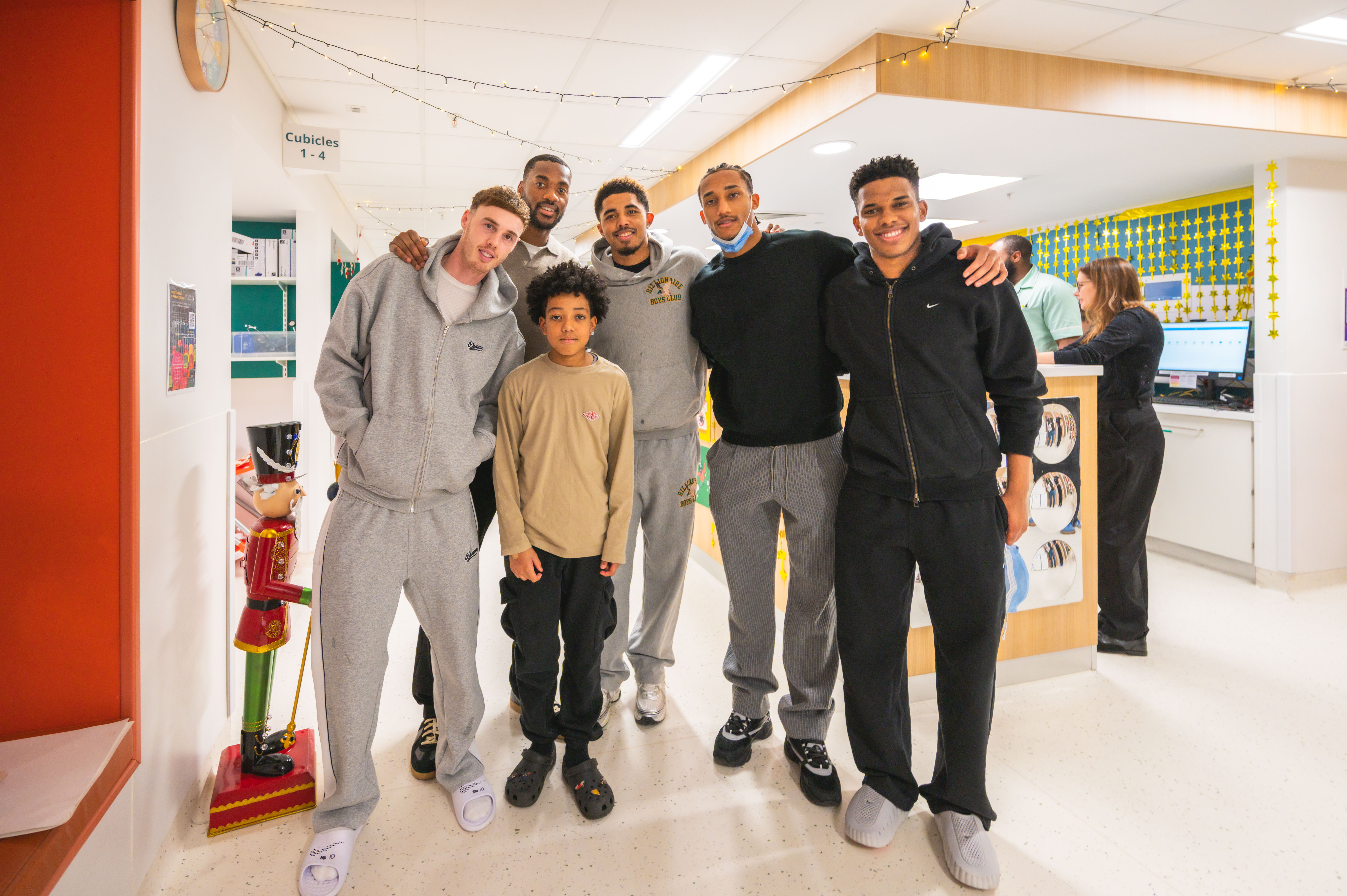 Children delight at Chelsea FC’s surprise visit to Chelsea and Westminster Hospital